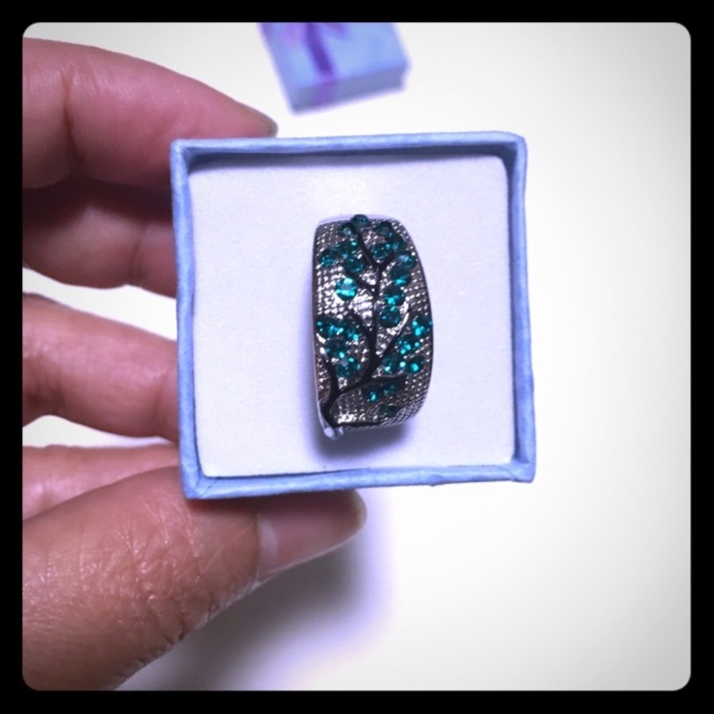 Vivid Emerald Gemstone Silver Ring - image 1